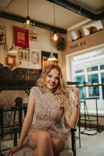 Uma Mulher Atraente Vestido Noite Cabelos Loiros Maquiagem Posando Café — Fotografia de Stock