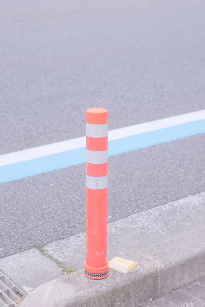 Close Uma Marcação Estrada Poste Estacionamento Vermelho — Fotografia de Stock