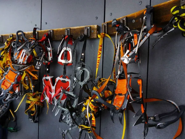 Viele Verschiedene Wanderutensilien Hängen Der Wand — Stockfoto