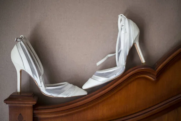 Gros Plan Chaussures Mariée Blanches Sur Lit — Photo