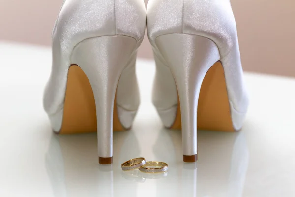 결혼반지가 신부용 신발의 클로즈업 — 스톡 사진