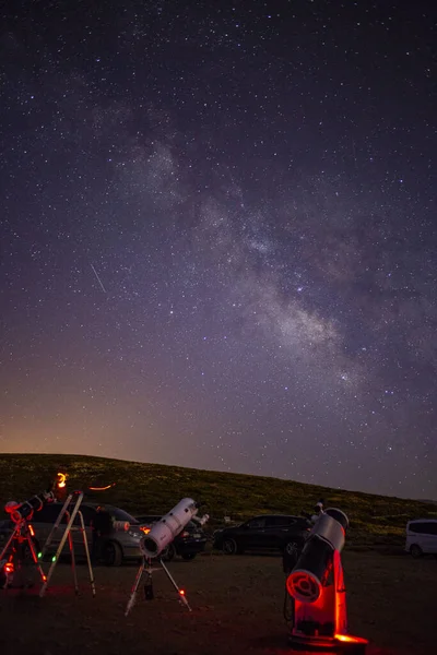 Vertikální Záběr Teleskopů Pod Hvězdnou Oblohou — Stock fotografie