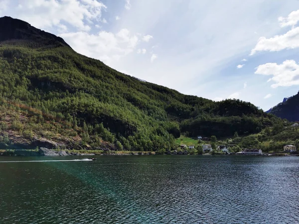 Pintoresco Plano Lago Pueblo Flam Noruega Rodeado Montañas —  Fotos de Stock