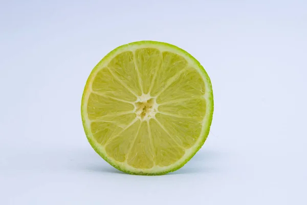 Een Close Shot Van Gesneden Limoenen Witte Achtergrond — Stockfoto
