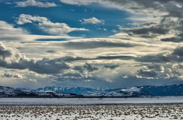 Sahadaki Güzel Bulutlar Karla Kaplı Arka Planda Dağlar — Stok fotoğraf