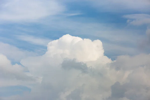 Membangun Tetesan Air Kondensasi Udara Lembab Naik Vertikal Mencapai Titik — Stok Foto