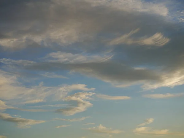 Uma Vista Natural Finas Nuvens Escuras Céu Pôr Sol — Fotografia de Stock