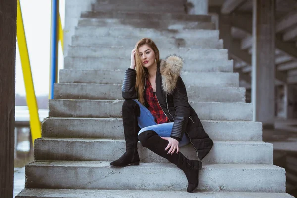 Una Joven Mujer Caucásica Con Una Camisa Franela Abrigo Invierno —  Fotos de Stock