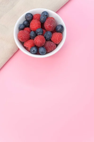 Eine Draufsicht Auf Frische Blaubeeren Und Himbeeren Auf Einer Weißen — Stockfoto