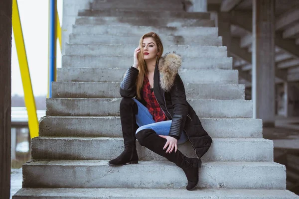 Une Femme Caucasienne Avec Manteau Assis Sur Des Escaliers Pierre — Photo