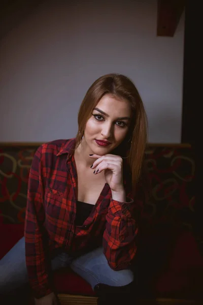 Una Rubia Caucásica Con Una Camisa Roja Cuadros Posando Cámara —  Fotos de Stock