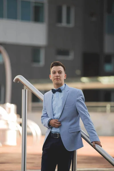 Homem Elegante Bonito Jovem Terno Azul Arco Inclinado Corrimão — Fotografia de Stock