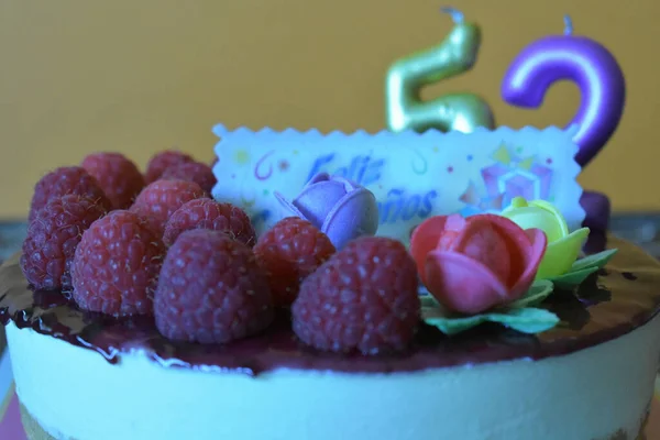 Primo Piano Lamponi Freschi Caramelle Fiori Candele Sopra Una Torta — Foto Stock