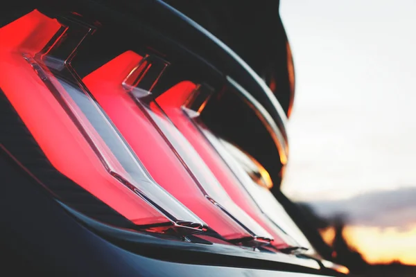 Close Carro Esporte Preto Backlight Vermelho — Fotografia de Stock