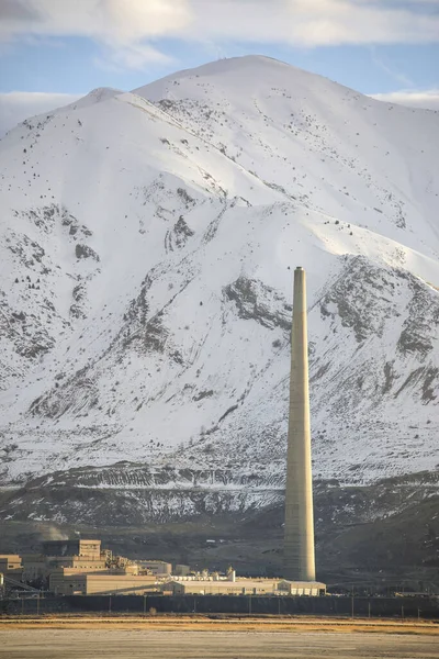 Ett Kraftverk Mot Snöiga Bergen — Stockfoto