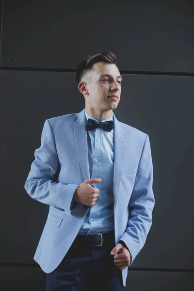 Homem Bonito Com Terno Posando Livre — Fotografia de Stock