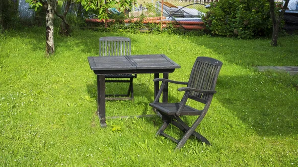 Ein Schöner Tisch Und Stuhl Aus Holz Garten — Stockfoto