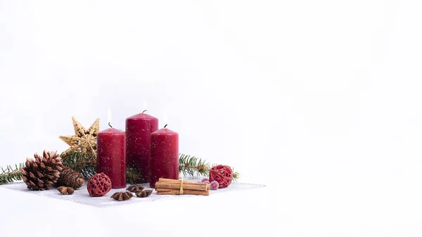 Velas Natal Branco Weihnachtsdekoration Auf Weissem Hintergrund Rote Brennende Kerzen — Fotografia de Stock