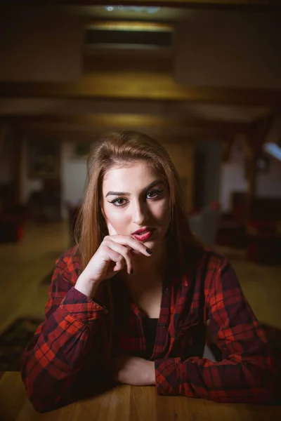 Een Blonde Blanke Vrouw Met Een Rood Geruite Shirt Poserend — Stockfoto