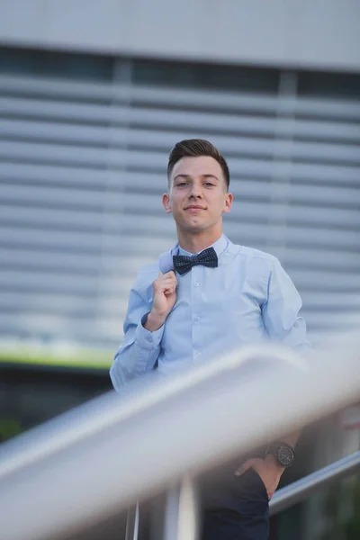 Homem Elegante Bonito Jovem Uma Camisa Arco Posando — Fotografia de Stock