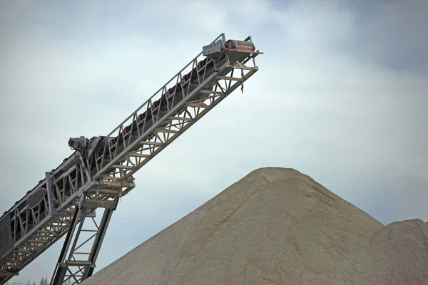 Uma Correia Transportadora Canteiro Obras — Fotografia de Stock