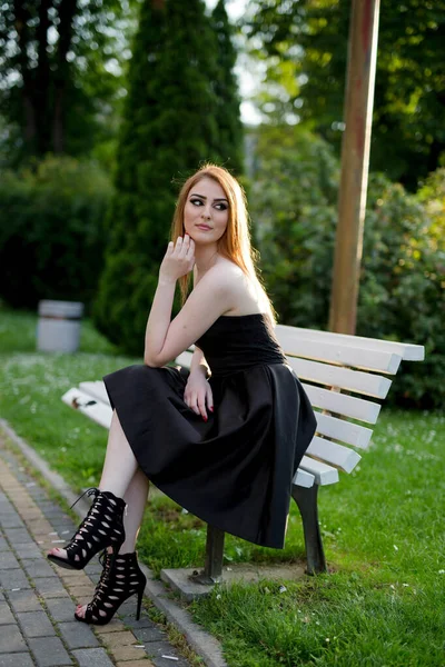 Uma Mulher Caucasiana Com Vestido Preto Sentado Parque — Fotografia de Stock