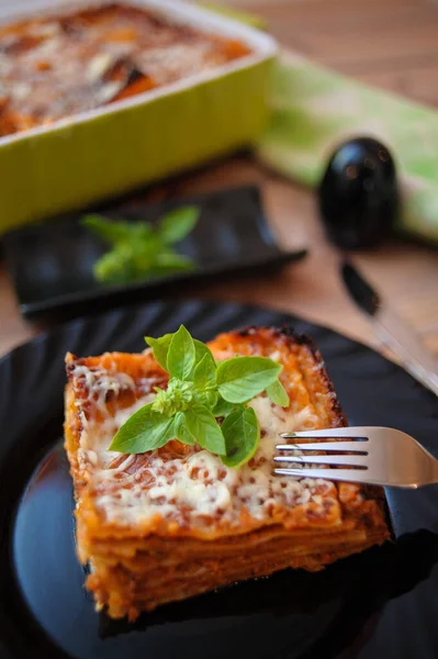 Vertical Shot Cheese Lasagna Served Black Plate — Stock Photo, Image