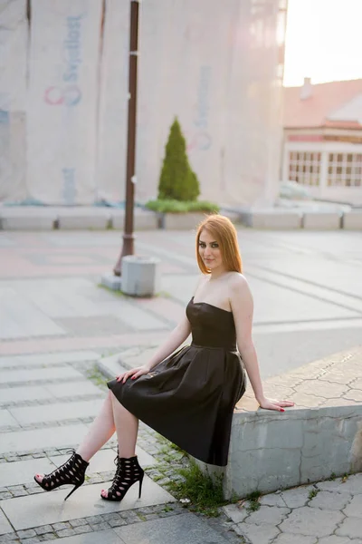 Uma Mulher Caucasiana Com Vestido Preto Sentado Parque — Fotografia de Stock