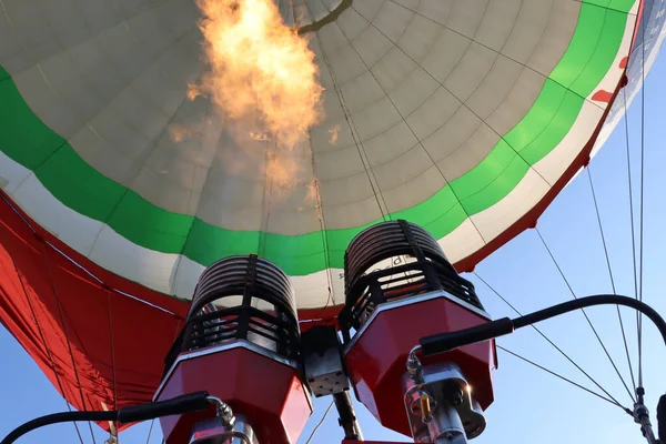 Niski Kąt Strzału Silników Balonu Gorącego Powietrza Strzelającego Ogniem Powietrze — Zdjęcie stockowe
