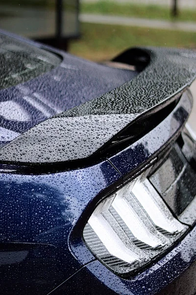 Primer Plano Vertical Coche Deportivo Azul Ala Cubierta Con Gotas — Foto de Stock