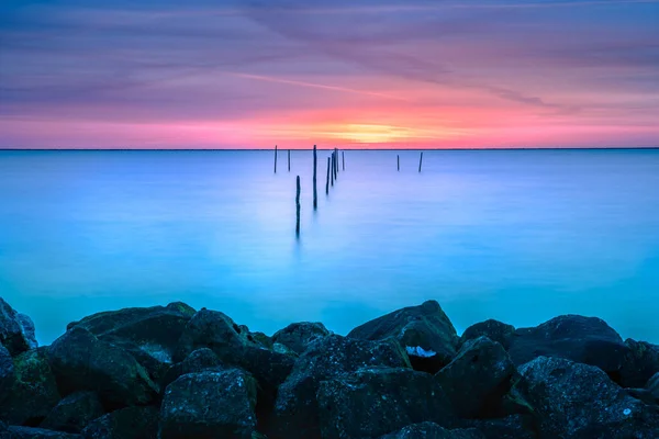 Eine Untergehende Sonne Über Dem Holländischen Ijsselmeer Mit Felsbrocken Vordergrund — Stockfoto