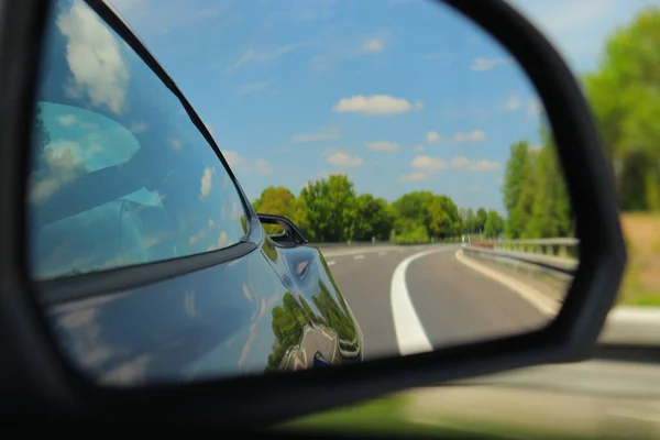 Κοιτάξτε Πίσω Μέσα Από Έναν Πλευρικό Καθρέφτη Ενός Σπορ Αυτοκινήτου — Φωτογραφία Αρχείου