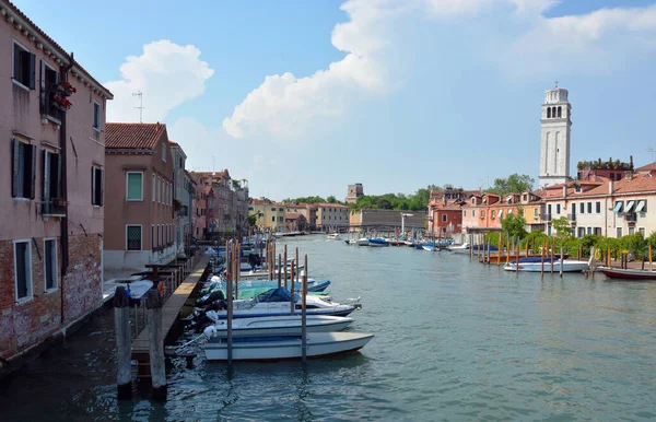 Μια Όμορφη Θέα Των Σκαφών Και Πολύχρωμα Κτίρια Στη Βενετία — Φωτογραφία Αρχείου