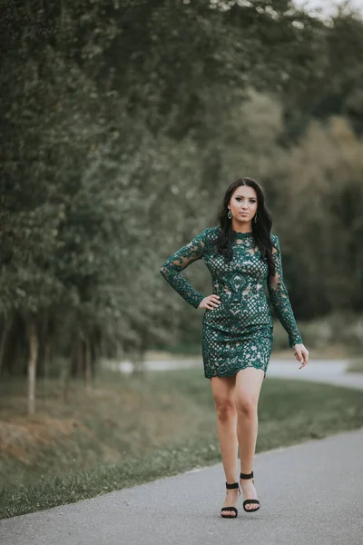 Uma Mulher Caucasiana Com Lindo Vestido Verde Posando Parque — Fotografia de Stock