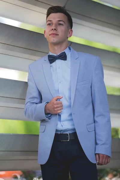Jovem Bonito Homem Elegante Terno Azul Arco — Fotografia de Stock