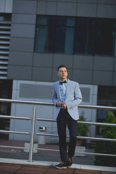 Hombre Guapo Con Traje Posando Aire Libre —  Fotos de Stock