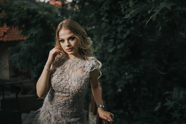 Uma Jovem Mulher Glamour Com Cabelo Loiro Maquiagem — Fotografia de Stock