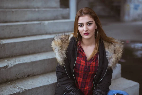 Een Blanke Vrouw Met Een Jas Zittend Stenen Trap — Stockfoto