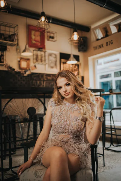 Uma Jovem Mulher Glamour Vestido Cabelo Loiro Posando Café — Fotografia de Stock