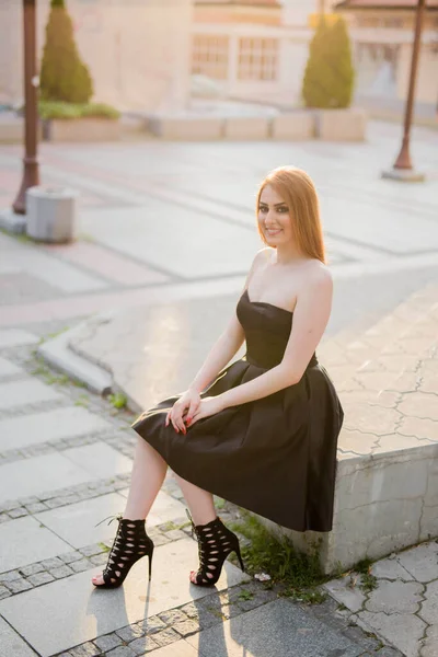 Вертикальный Снимок Белой Женщины Черном Платье Сидящей Улице — стоковое фото