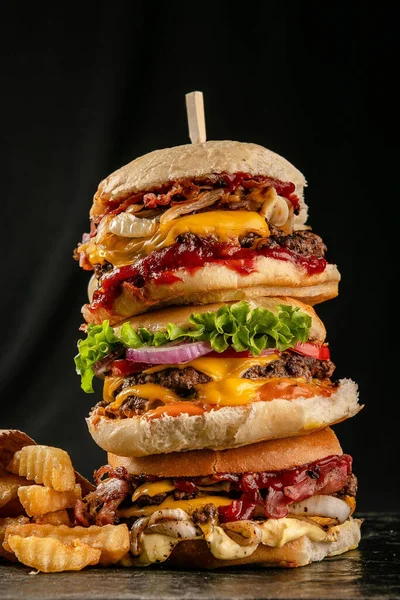 Pionowe Ujęcie Wielowarstwowego Hamburgera Odizolowanym Czarnym Tle — Zdjęcie stockowe