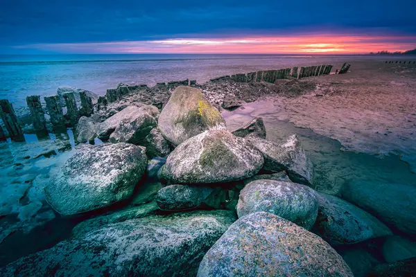 Μια Μεγάλη Πέτρα Στην Ολλανδική Λίμνη Στο Λυκόφως Νωρίς Πρωί — Φωτογραφία Αρχείου