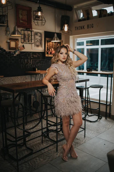 Una Joven Mujer Glamurosa Vestido Pelo Rubio Posando Café —  Fotos de Stock