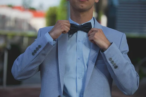 Ein Eleganter Mann Anzug Hält Seine Schleife — Stockfoto