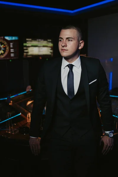 Vertical Shot Handsome Caucasian Male Suit Posing Club — Photo