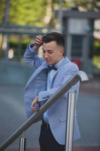 Homem Elegante Bonito Jovem Terno Azul Arco Inclinado Corrimão — Fotografia de Stock