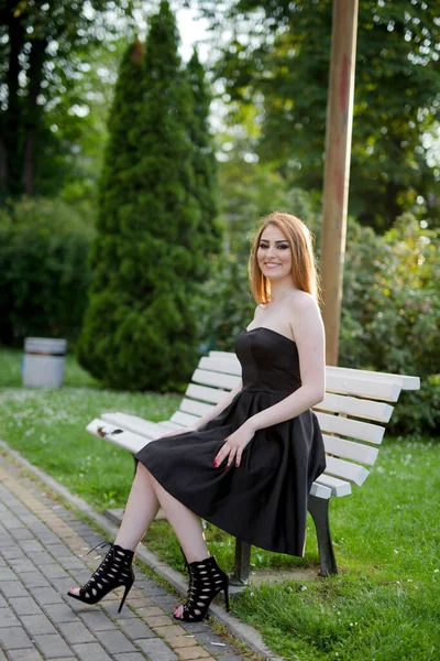 Tiro Vertical Uma Mulher Caucasiana Com Vestido Preto Sentado Banco — Fotografia de Stock