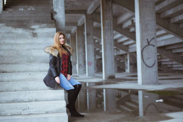 Eine Blonde Kaukasierin Sitzt Auf Steintreppen — Stockfoto