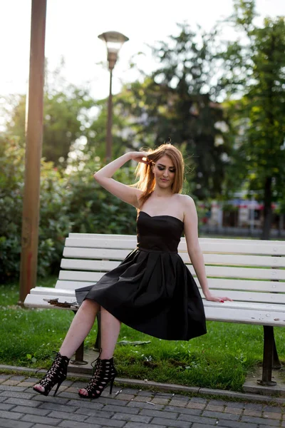 Uma Mulher Caucasiana Com Vestido Preto Sentado Parque — Fotografia de Stock