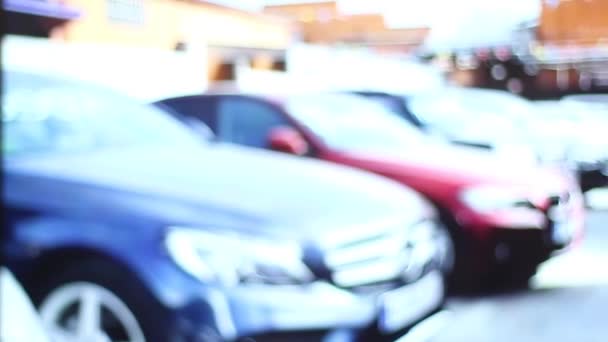 Bilhandlare Som Ger Nycklar Till Bil Till Kund — Stockvideo